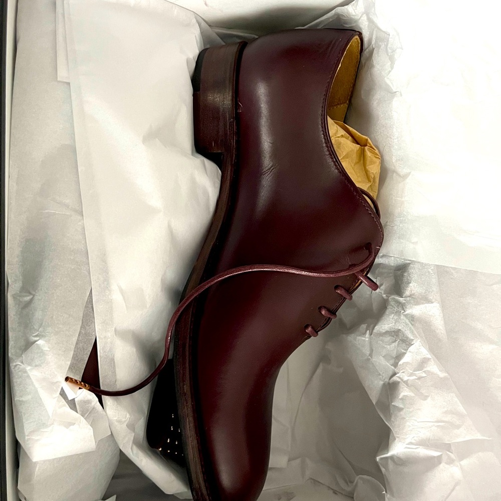 New pair of Angela Scott burgundy women’s oxford size 10.